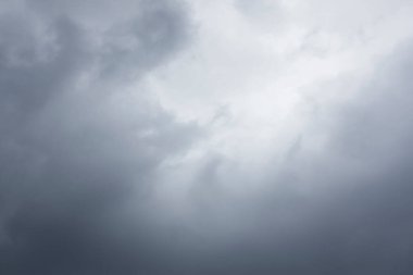 Gökyüzündeki kara bulutlar