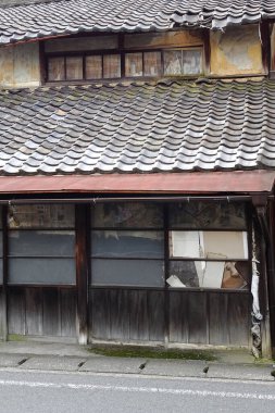 Japon köyünde çatısı olan eski bir ev.