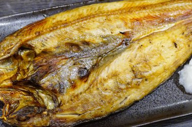 Tuz, yağ ve baharatlı lezzetli kızarmış balıkların yakın plan görüntüsü     