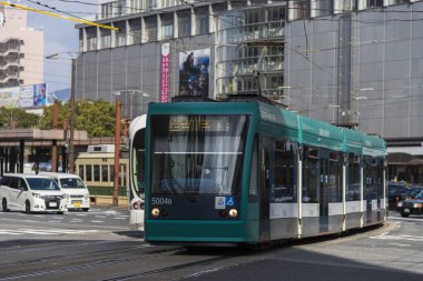 Tramvay şehrin caddesinde ilerliyor..