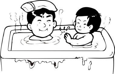 Gülümseyen adam, neşeli genç çocukla banyo yapıyor.