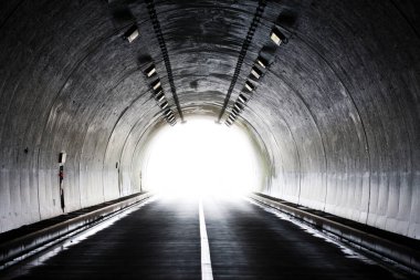 Sonunda ışık olan boş bir tünel