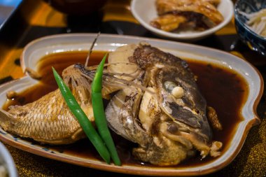 Pişmiş balık, yeşil biberli garnitür.