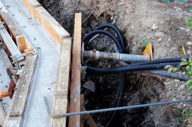 İnşaat alanı zemindeki boruları ve ahşap destekleri gösteriyor