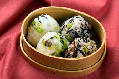 Onigiri sushi, geleneksel Japon yemeği.