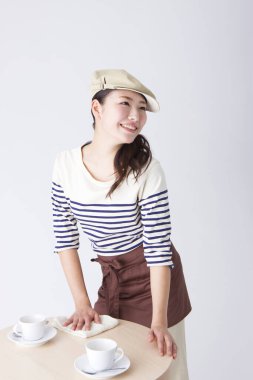 Kafeteryada şık kıyafetler içindeki güzel Japon garsonun portresi