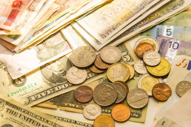 yığınla para banknotları ve madeni paralar