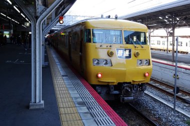 Japon şehrindeki tren raylarının gündüz görüşü. Seyahat kavramı 