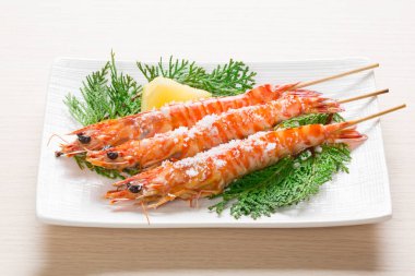 Rosemary ile kaplan karides ızgara