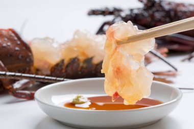 Sosa batırılmış bir ıstakoz. 