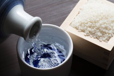 Sake, Japon geleneksel pirinç şarabı.