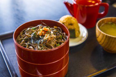 Japon mutfağı. Arka planda sıcak çorba