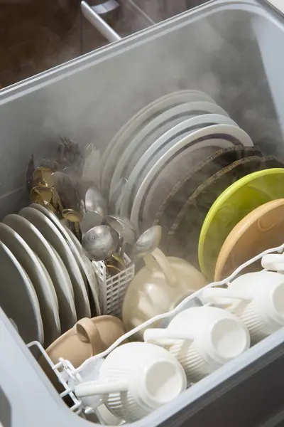 Посудомоечная Машина Посудой — стоковое фото