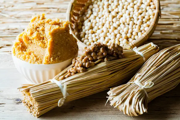 Natto, mayalanmış soya fasulyesi, Japon sağlıklı geleneksel yiyeceği.