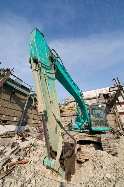 Excavadora Verde Trabajando Una Pila Escombros — Foto de Stock