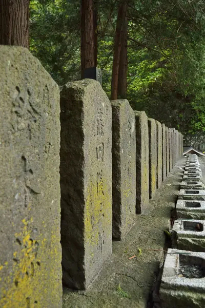 墓地の伝統的な日本の墓石のクローズアップショット — ストック写真