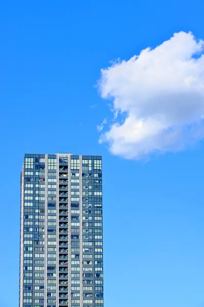 Nowoczesny Budynek Apartamentowy Błękitnym Niebem — Zdjęcie stockowe