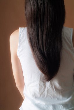 Beyaz elbiseli, uzun düz saçlı Asyalı kadının arka planı.