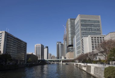 Güneşli bir günde Tokyo şehir manzarası ve nehir manzarası