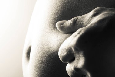 Yakın plan hamile karnına dokunuyor.