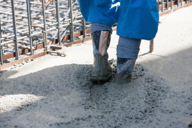 İnşaat alanında beton döşeme işçisi
