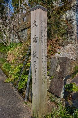 Eski tapınağın etrafındaki bahçenin detayları.