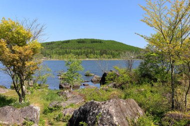 Dağlardaki güzel sakin göl manzarası