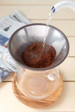 Taze kahve çekirdekleri ile damlatılmış kahve sürecinin yakın çekimi..