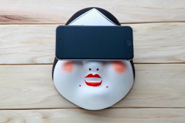 Geleneksel Japon Maskesi, Ahşap Arkaplan Üzerine Modern Akıllı Telefonun Kapanışı