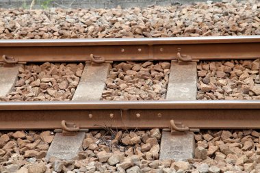 Şehirdeki eski paslı demiryolu rayları, yakın çekim manzarası