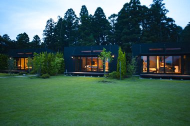 Akşamları yeşil çimenli, modern kır evi.