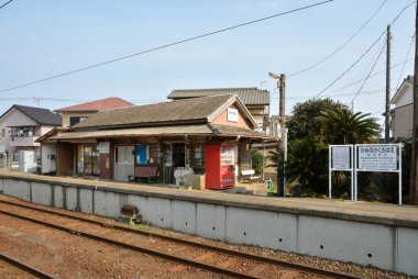 Japon şehrindeki eski tren istasyonunun gündüz görüşü