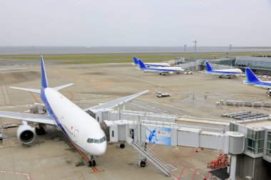 Tokyo Uluslararası Havaalanı olarak da bilinen Haneda Havaalanı Terminali 1 'deki yolcu uçakları. Japonya 