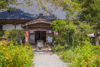 Hiraizumi kasabası, Iwate, Japonya 'daki Budist Manastırı' na giriş.