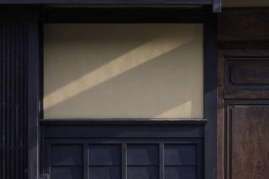 Penceresi olan Japon ahşap kapısı, kapat.