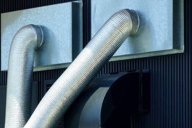 İnşaatında boruları olan modern havalandırma sistemi.