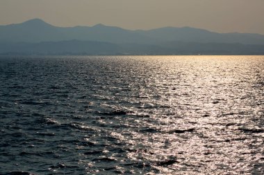 Gün batımında deniz yüzeyinin güzel manzarası 