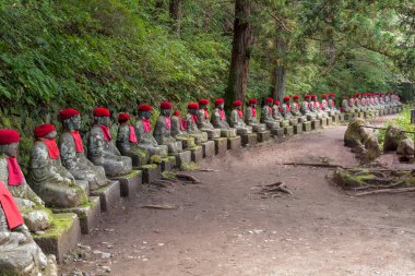 Kırmızı şapkalı Jizo heykelleri, ölen çocuklar için koruyucu tanrılar, Kanmangafuchi Uçurumu, Nikko, Japonya, Asya.