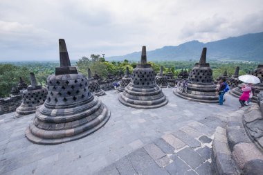 Endonezya 'daki Java adasındaki Borobudur tapınağı kompleksinin üst terasları