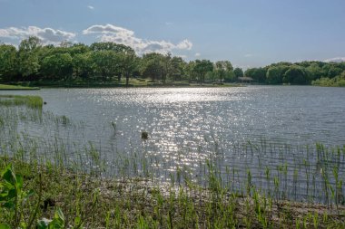güzel göl ve mavi gökyüzü bulutlu