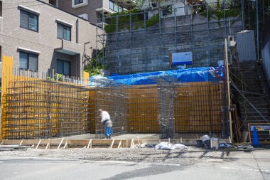 İnşaat alanı manzarası. Tokyo, Japonya 'da bir apartman inşaatı