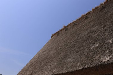 eski evin çatısında açık mavi gökyüzü arka plan