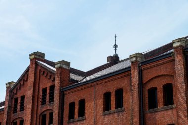 Eski kırmızı tuğlalı bina dış görünüşü. 