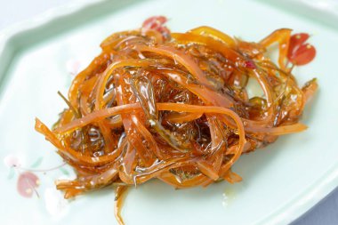 Tabakta ince dilimlenmiş baharatlı kalamar, Asya yemekleri. 