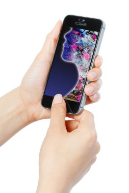 Modern akıllı telefon aygıtı kullanan kişinin yakın görüntüsü