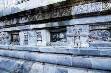 Prambanan, Endonezya 'nın güneyindeki Yogyakarta Özel Bölgesi' nde bulunan 9. yüzyıl Hindu tapınağı yerleşkesi, Trimrti 'ye adanmış, Tanrı' nın Yaratıcı (Brahma), Koruyucu (Vishnu) ve Yok Edici (Shiva) olarak adanmıştır.)