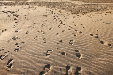 Kum arka planında insan izleri, sahil kumu