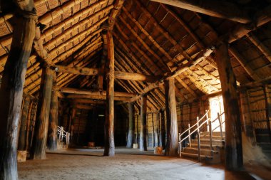 Japonya, Aomori 'deki Sannai Maruyama Harabeleri, büyük bir yeniden inşa edilmiş çukur konutu.