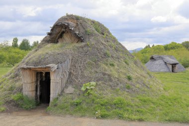 Antik Japon Kuyusu, Çukur Yatağı. Japonya 'nın Aomori ilindeki Jomon döneminden kalma evlerin yeniden inşası