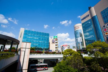 Ufuk çizgisi boyunca düzgünce dizilmiş kentsel binalar